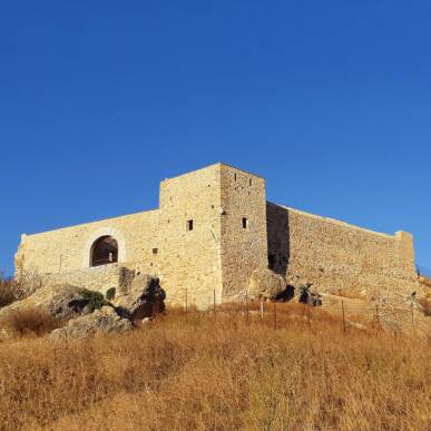 Escursione al Castello di Calatubo e alla Cuba delle Rose